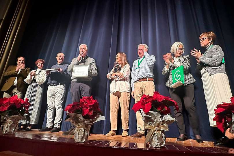 Momento del homenaje a Ángel Cervera y el reconocimiento al alcalde