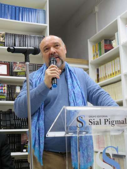 Basilio Rodríguez Cañada, presidente del Grupo Editorial Sial Pigmalión, presentó y coordinó el acto de presentación