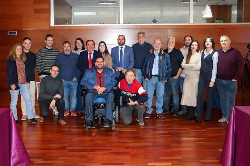 Los munícipes rabaneros y los representantes de medios de comunicación que han asistido hoy el encuentro navideño brindado por Jesús Ruiz