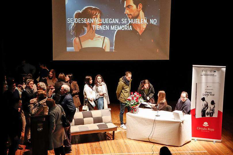 El acto se cerró con la firma de ejemplares