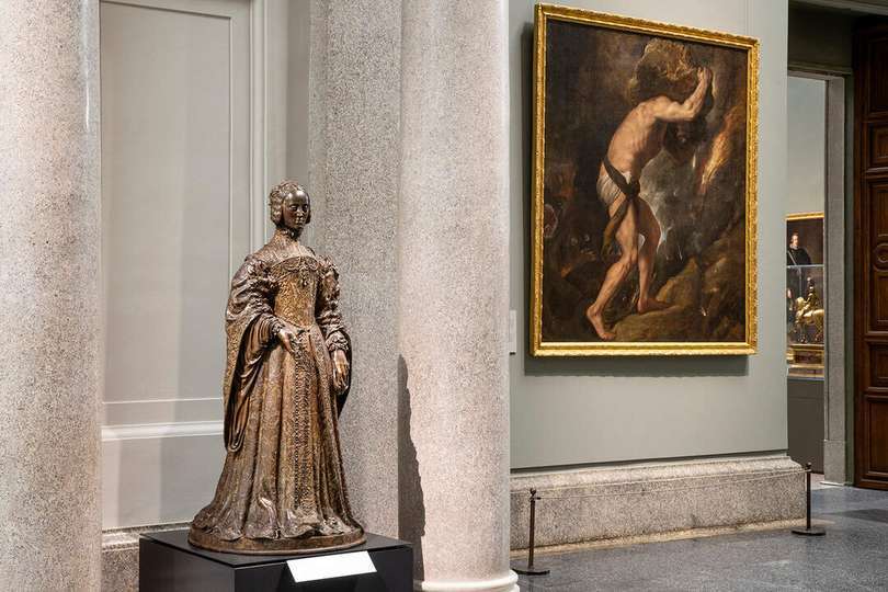 Escultura de Isabel de Portugal en la Galería Central