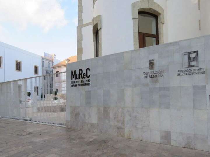 Entrada al MUREC, en el Paseo de San Luis, s/n
