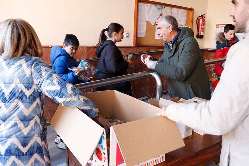 Entregando bolsas de cotillón y gominolas de la suerte