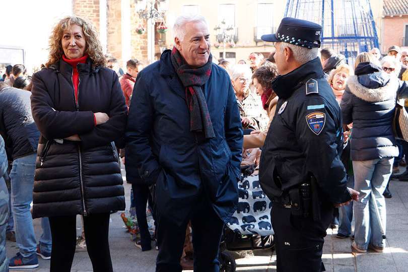 El alcalde, charlando con un agente de la Policía Local