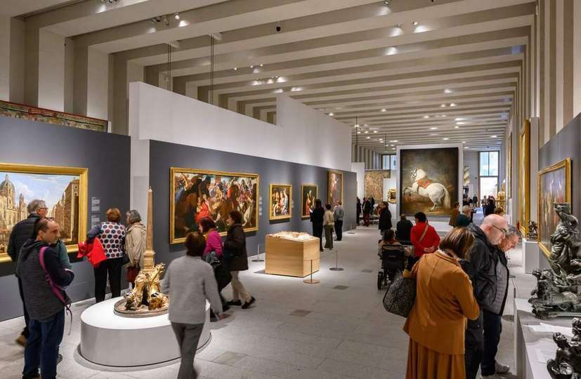 Visitantes en la Galeria de las Colecciones Reales