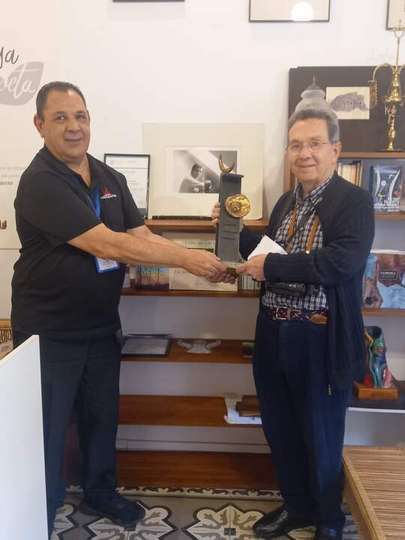 A la derecha, nuestro colaborador José Belló Aliaga, junto al encargado de la Casa del Poeta, Luis Martínez García, con el Premio Príncipe de Asturias de las Letras, 1988