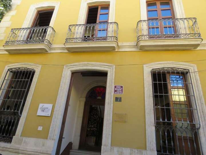 Acceso a la Casa del Poeta