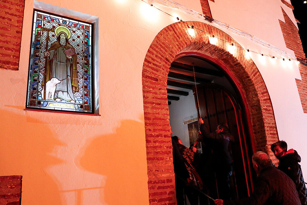 A la izquierda, la flamante vitrina que preside la entrada al templo