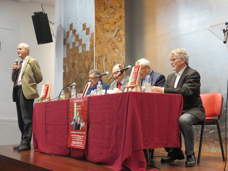Armando Lozano, de pie, y Mustafá Akalay; Juan Manuel Riesgo; Carlos Sánchez Tárrago y Eloy Arenas