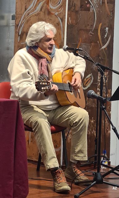El cantautor Joaquín Lera durante su actuación