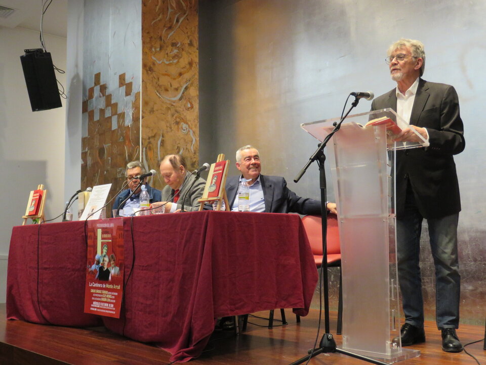 Mustafá Akalay; Juan Manuel Riesgo; Carlos Sánchez Tárrago y de pie, el actor Eloy Arenas, durante el coloquio final