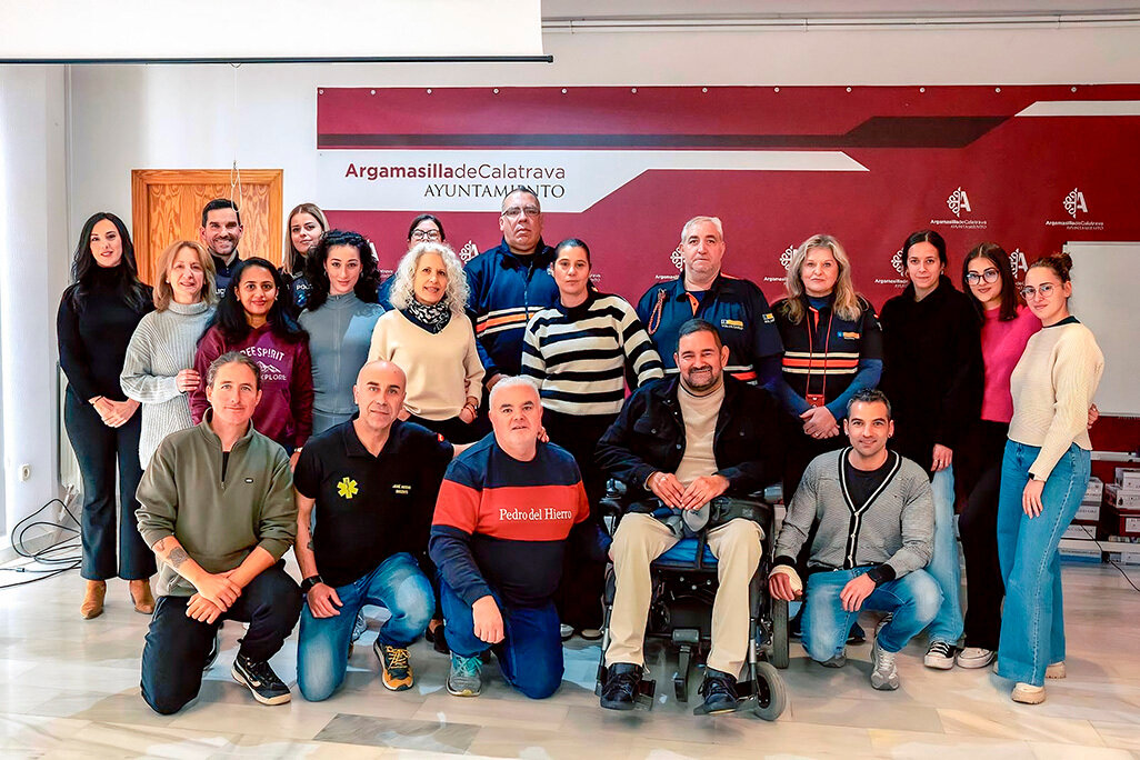 Participantes en el taller, junto al formador y el edil Sergio Gijón