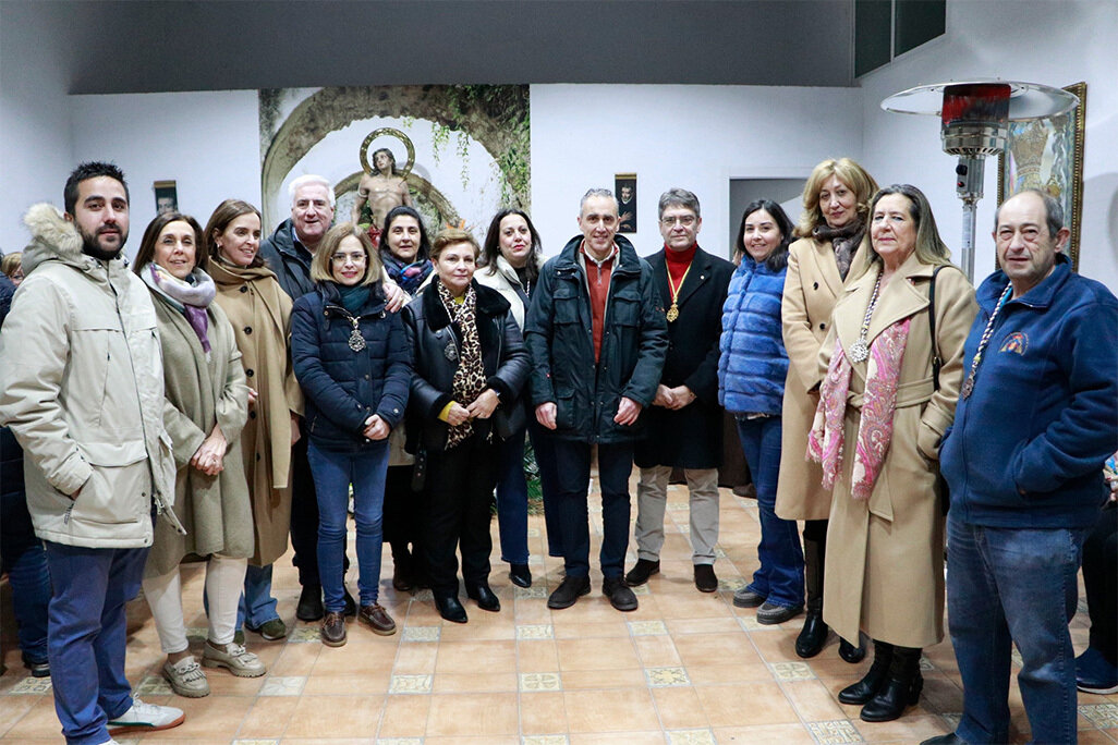 Autoridades y representantes de colectivos, el domingo ante la imagen del santo
