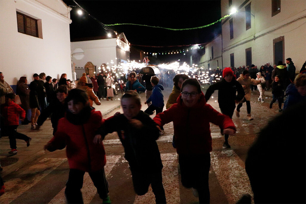 Chavalería corriendo ante un toro de fuego