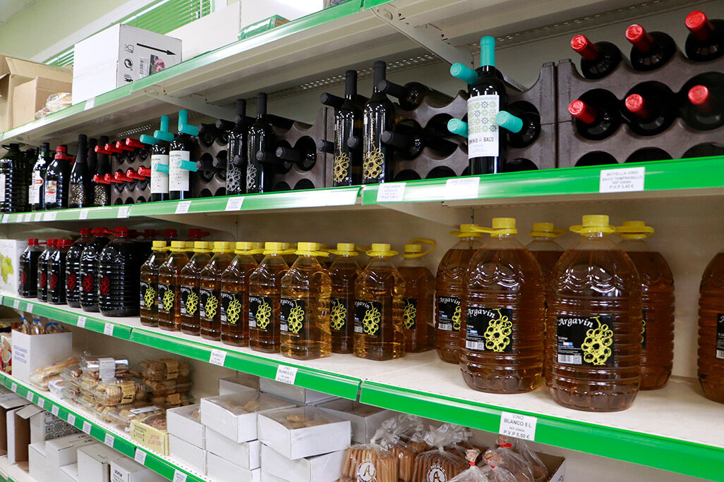 Algunos de los artículos agroalimentarios en exposición y venta