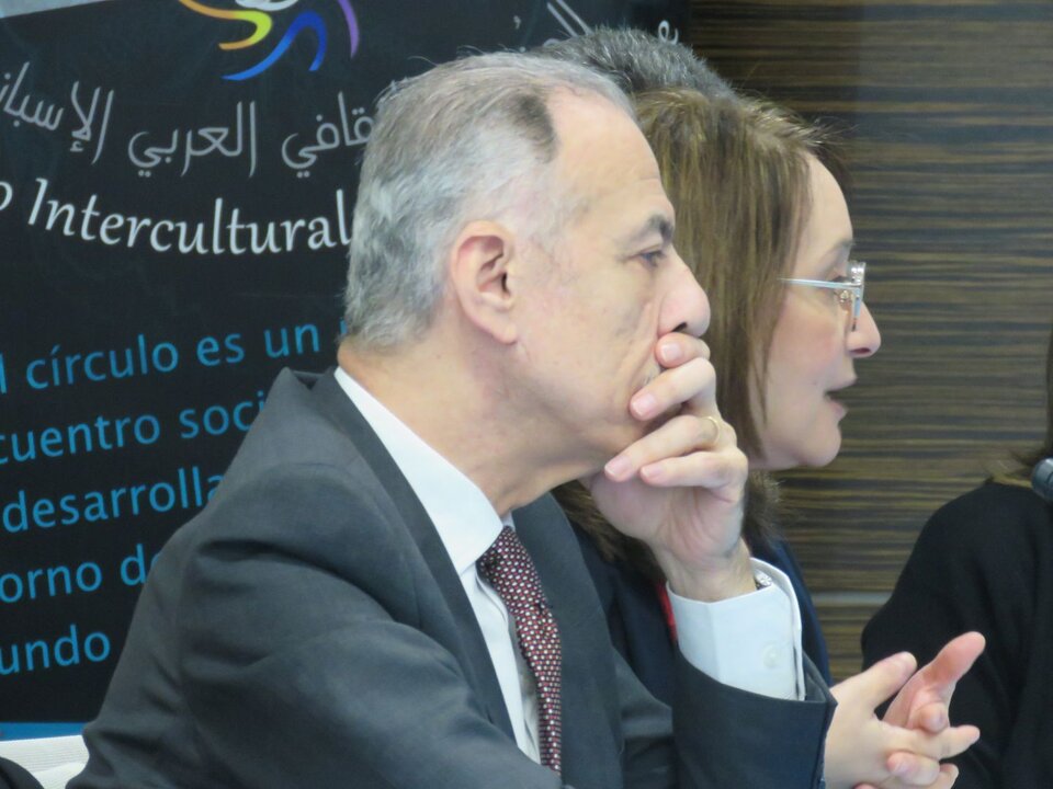 Junto a Hosni Abdel Wahed embajador de Palestina , Fátima Omrani embajadora de Túnez