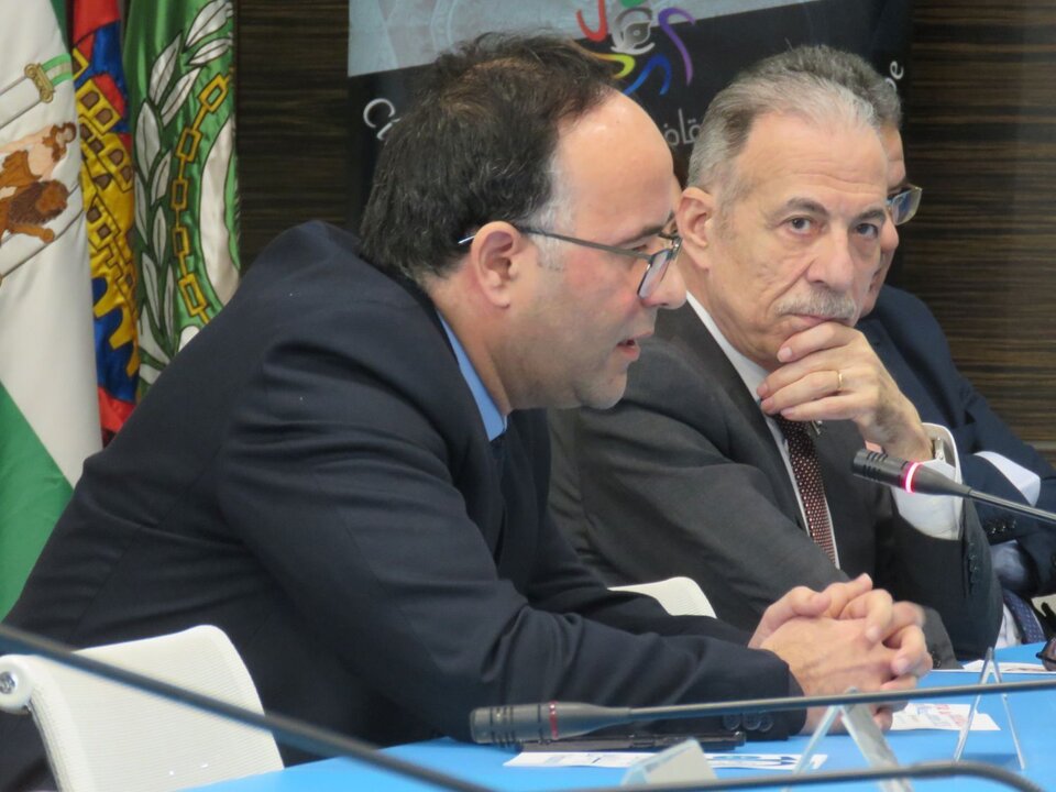 En primer término, Mohamed Amine ministro Plenipotenciario de la Embajada de Marruecos