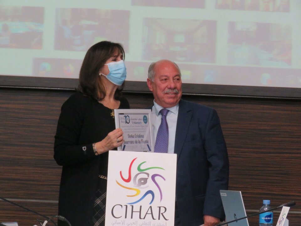 Cristina Juarranz de la Fuente, directora adjunta, coordinadora de programación y relaciones institucionales en Casa Árabe, con el diploma entregado por el presidente de CIHAR, Abdo Tounsi
