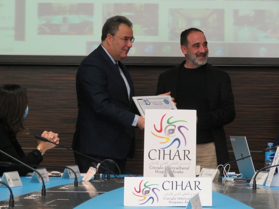 Javier Rosón Lorente, Programador y adjunto a la Dirección de Casa Árabe en Córdoba, con el diploma entregado por el embajador de Argelia Abdel Fattah Daghmoum