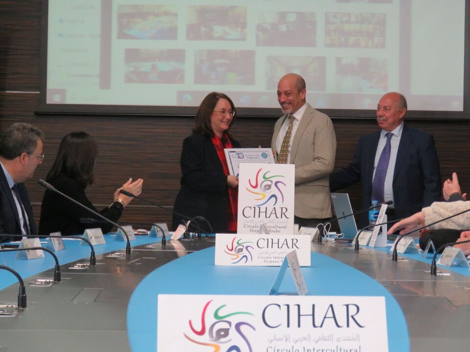 Karim Hauser Askalani, Coordinador de Programas Culturales en Casa Árabe, con el entregado por la embajadora de Túnez Doña Fátima Omrani, junto a Abdo Tounsi, presidente de CIHAH