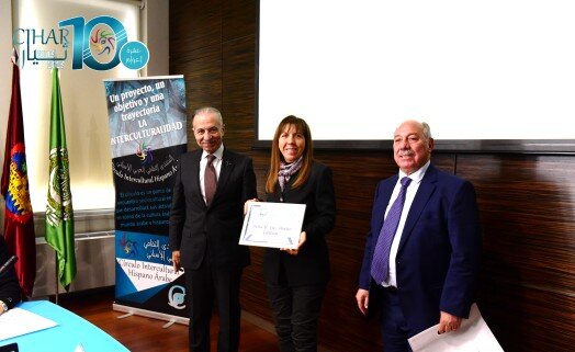 María-Paz Martín Esteban, directora del Real Jardín Botánico – CSIC. Profesora de Investigación, con el diploma entregado por el embajador de Palestina Hosni Abdel Wahed, junto a Abdo Tounsi presidente de CIHAH