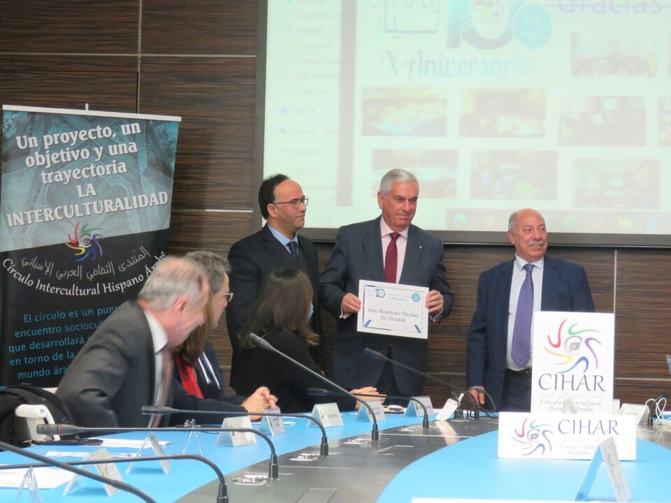 Alejandro Klecker de Elizalde, director general de la Real Fábrica de Tapices, con el entregado por el ministro Plenipotenciario de la Embajada de Marruecos Mohamed Amine y Abdo Tounsi, presidente de CIHAH