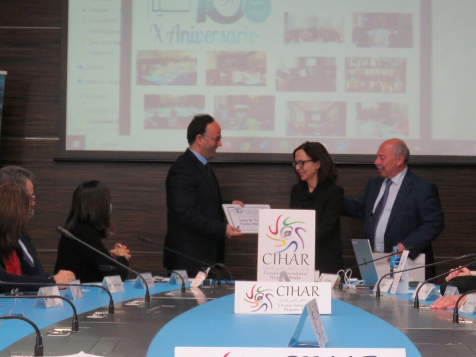 Mayte Penelas Meléndez, directora de la Escuela de Estudios Árabes – EEA-CSIC, con el entregado por el ministro Plenipotenciario de la Embajada de Marruecos Mohamed Amine, junto a Abdo Tounsi, presidente de CIHAH