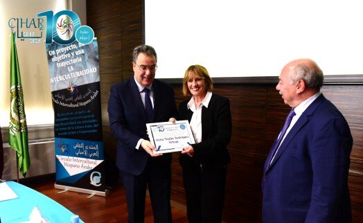 Nadia Rodríguez Ortega, Profesora jubilada – Traducción e Interpretación Multiculturalidad Universidad Pontificia Comillas, con el diploma entregado embajador de Argelia Abdel Fattah Daghmoum, junto a Abdo Tounsi, presidente de CIHAH