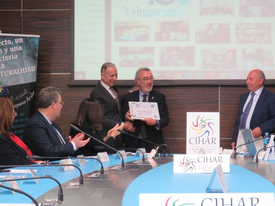Juan David Latorre Pérez, Periodista – Coordinador de la Sección de Cultura de The Diplomat in Spain. Consejero cultural de CIHAR, con el diploma entregado por el embajador de Palestina Hosni Abdel Wahed, junto a Abdo Tounsi, presidente de CIHAH