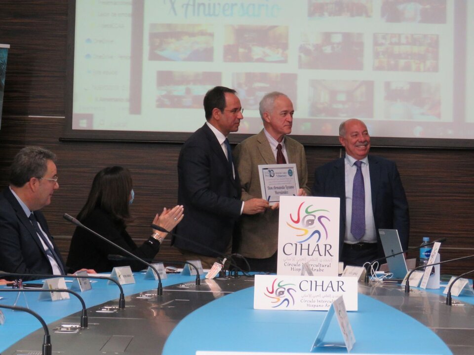 Armando Lozano Hernández, director del Espacio Ronda, gestor intercultural, con el diploma entregado por el socio honorífico de CIHAR Mohammed Dahiri, junto a Abdo Tounsi, presidente de CIHAH