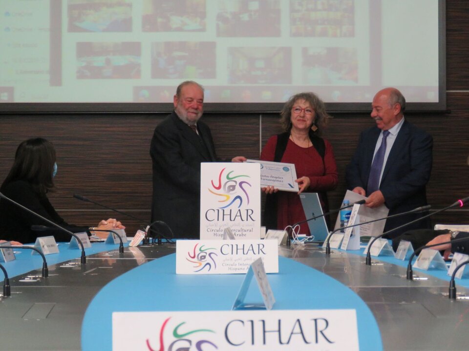 Ángeles Fernangómez, poeta y narradora, fundadora de los Encuentros Poético-Artísticos de Poética En Gredos, con el diploma entregado por el vicepresidente de CIHAR Juan Martos, junto a Abdo Tounsi, presidente de CIHAH