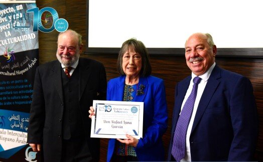 Rafael Luna García, Académico. Presidente de la Academia Española de Literatura Moderna y de Arte Ahora, con el diploma, que recibió en su nombre la poeta Milagros Salvador de la mano del vicepresidente de CIHAR Juan Martos, junto a Abdo Tounsi, presidente de CIHAH