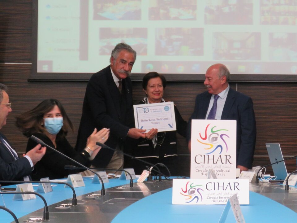 Rosa Rodríguez Núñez, Profesora de educación infantil. Poeta y presidenta de Asociación Española de Amigos de la Poesía, con el entregado por el miembro de la junta directiva de CIHAR Alberto Gómez, junto a Abdo Tounsi, presidente de CIHAH