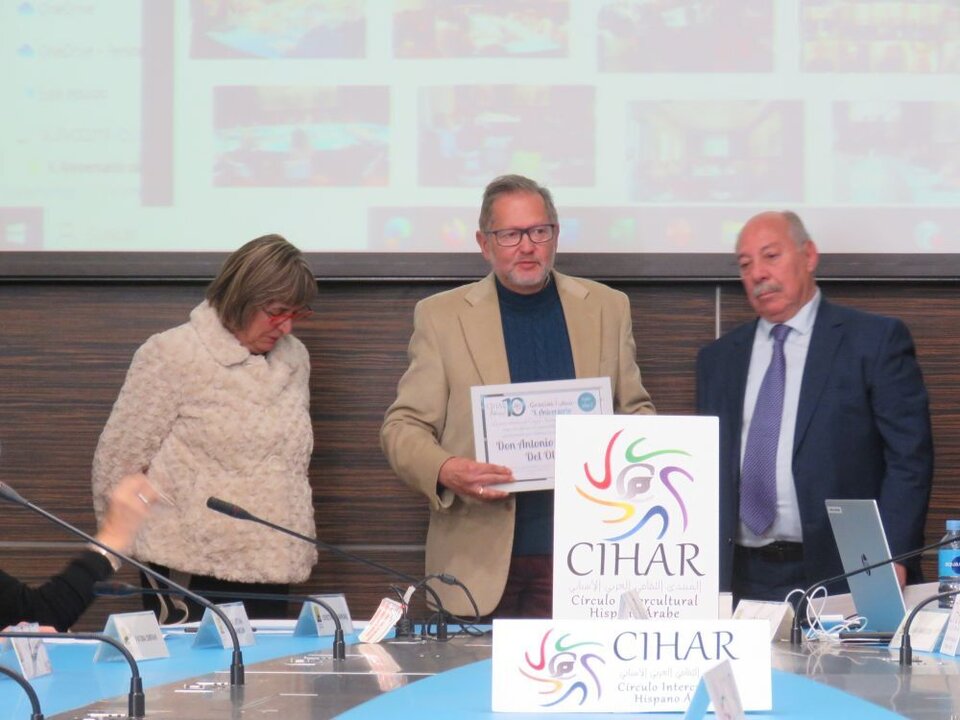 Antonio R. Acedo del Olmo, Escritor e investigador sociocultural, consejero cultural de CIHAR en provincia de Málaga, con el diploma entregado por la miembro de la junta directiva de CIHAR Victoria Porras, junto a Abdo Tounsi, presidente de CIHAH