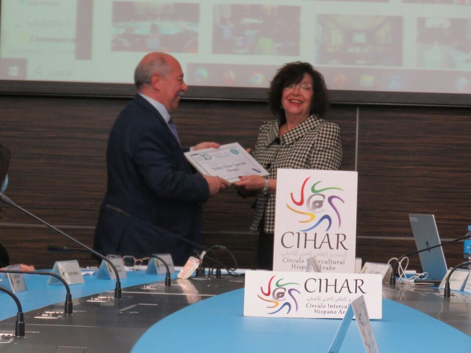 Pilar García Orgaz, Poeta, estudió Geografía e Historia, también Artes Aplicadas y Oficios Artísticos, con el diploma entregado por el presidente de CIHAR, Abdo Tounsi