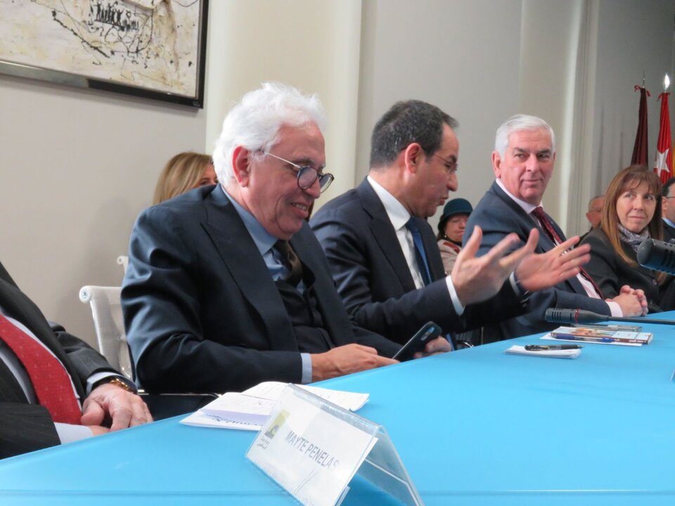 En primer término, Tawfik Elaoufir, representante de moriscos de Marruecos, junto al ministro Plenipotenciario de la Embajada de Marruecos Mohamed Amine, que tradujo sus palabras