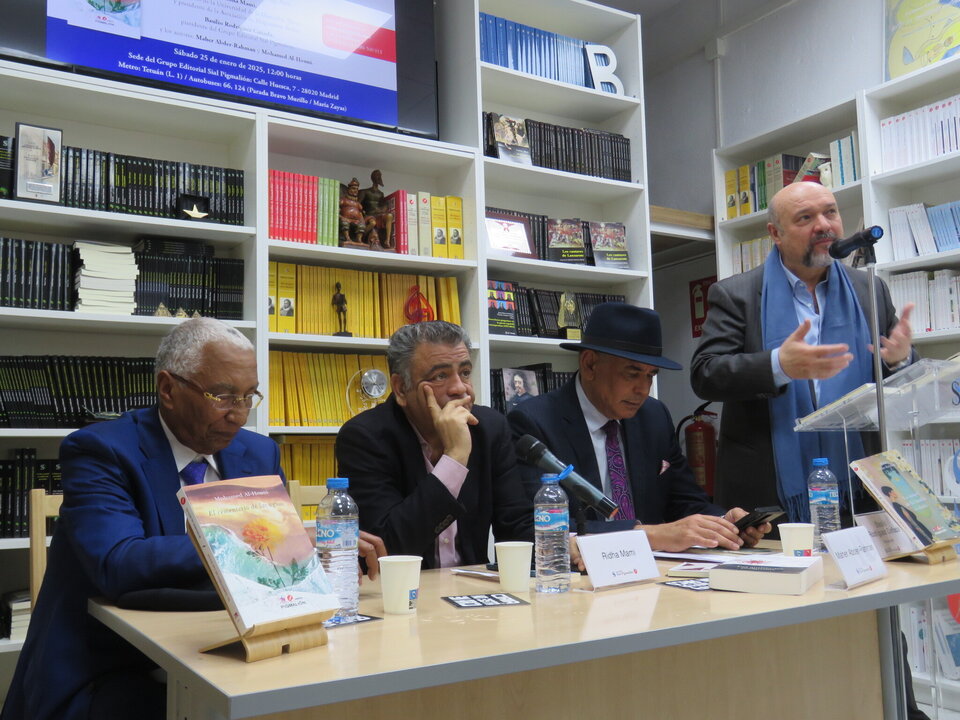 Mohamed Al-Houni; Ridha Mami; Maher Abder-Rahman y de pie, Basilio Rodríguez Cañada