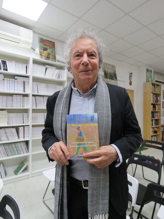Foto Francisco Gutiérrez Carbajo, con su nuevo libro, Razón, sentimiento y poseía