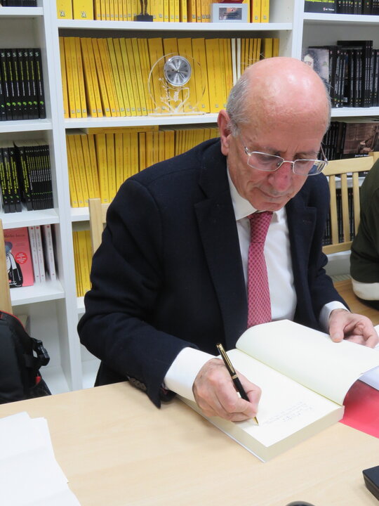 Demetrio Fernández-González firmando ejemplares de su libro