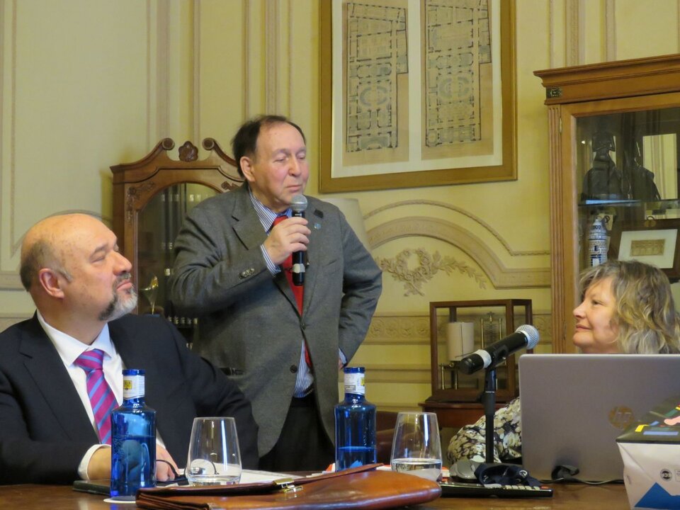 De pie, Juan Manuel Riesgo, con Basilio Rodríguez Cañada y Pilar Domínguez Prats