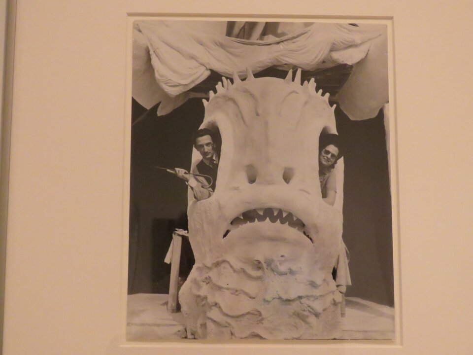 Eric Schaal. Salvador Dalí y Gala dentro de la taquilla del “Sueño de Venus”, 1939