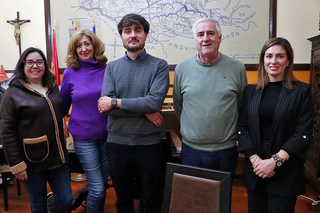 Ángel Luis González, en el centro, junto a los munícipes en la recepción brindada por el alcalde