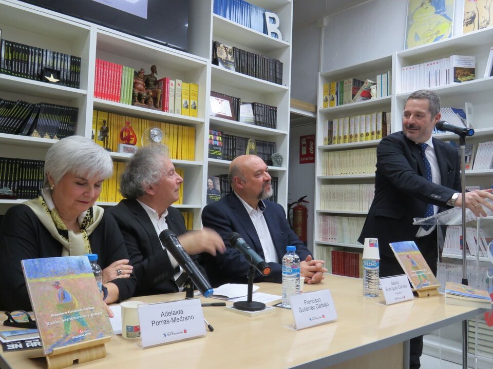 Adelaida Porras; Francisco Gutiérrez Carbajo; Basilio Rodríguez Cañada y de pie, el consejero de Cultura, Turismo y Deporte de la Comunidad de Madrid, Mariano de Paco Serrano