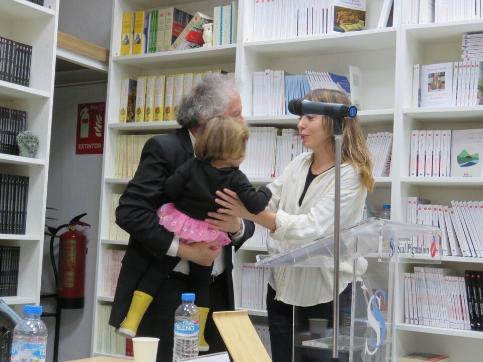 El autor, con su hija, la también escritora Julia Sabina y su nieta Sol