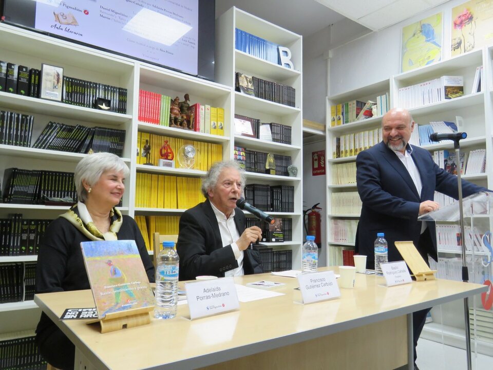 Adelaida Porras; Francisco Gutiérrez Carbajo y de pie,  Basilio Rodríguez Cañada