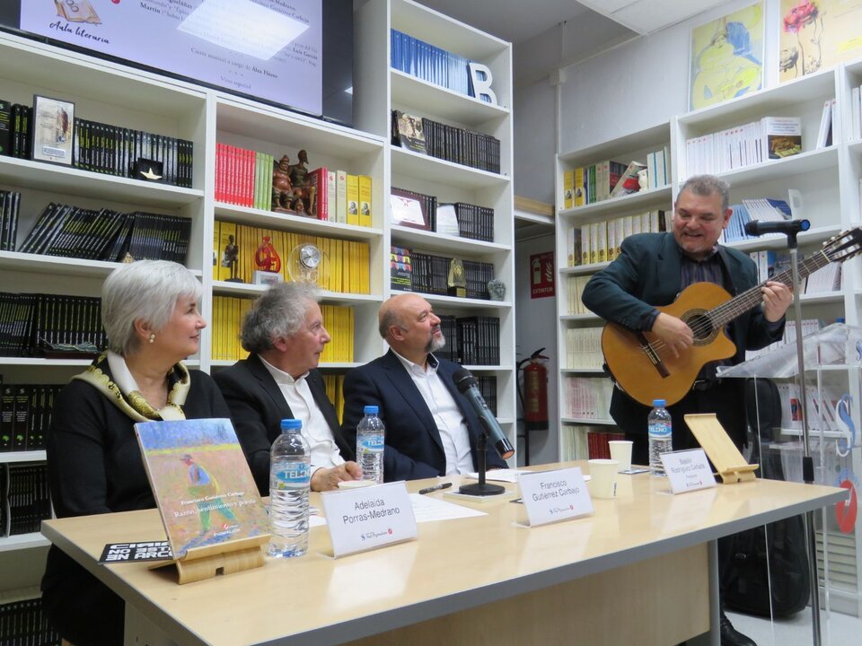 Adelaida Porras; Francisco Gutiérrez Carbajo; Basilio Rodríguez Cañada y de pie, Álex Flórez Sierra, músico y compositor, que cerró el acto con su actuación