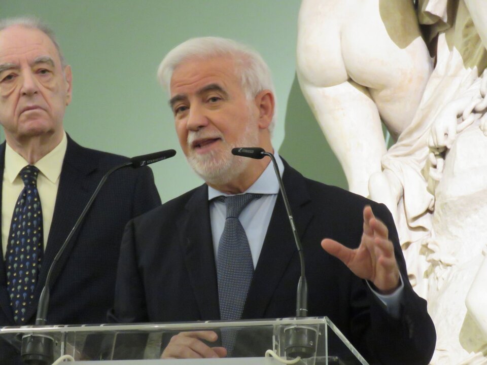 En primer término, Javier Blas, subdelegado de Calcografía Nacional y comisario de la muestra