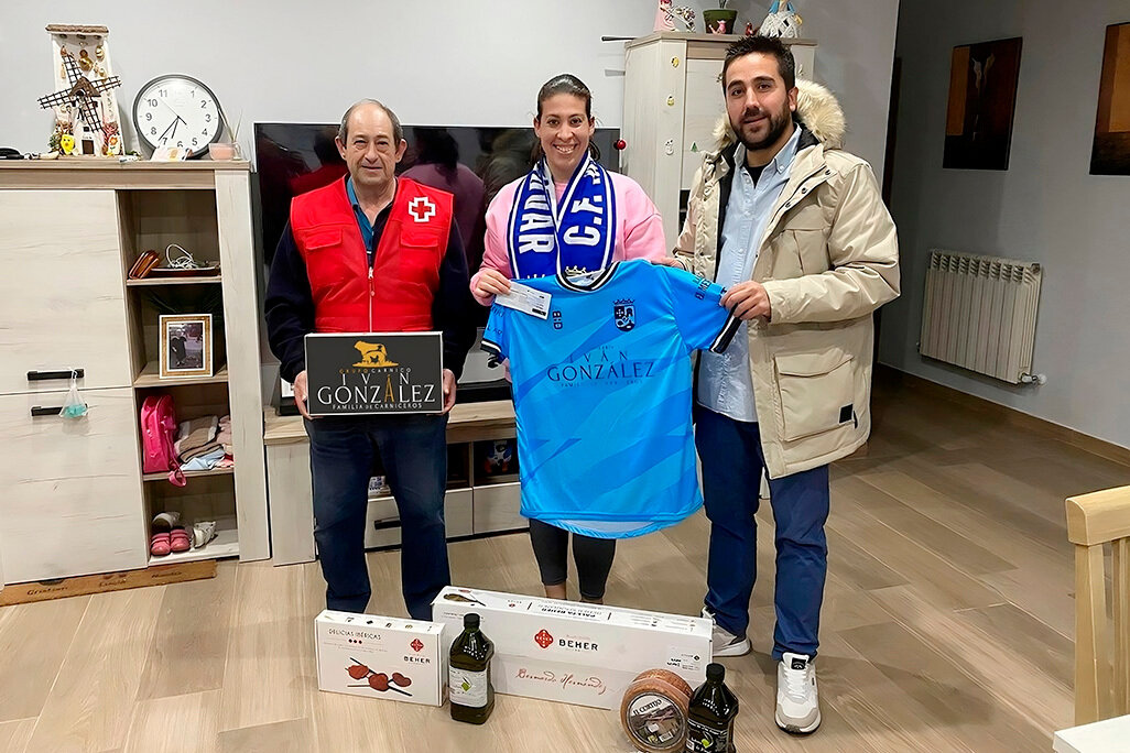 Con la agraciada del sorteo benéfico