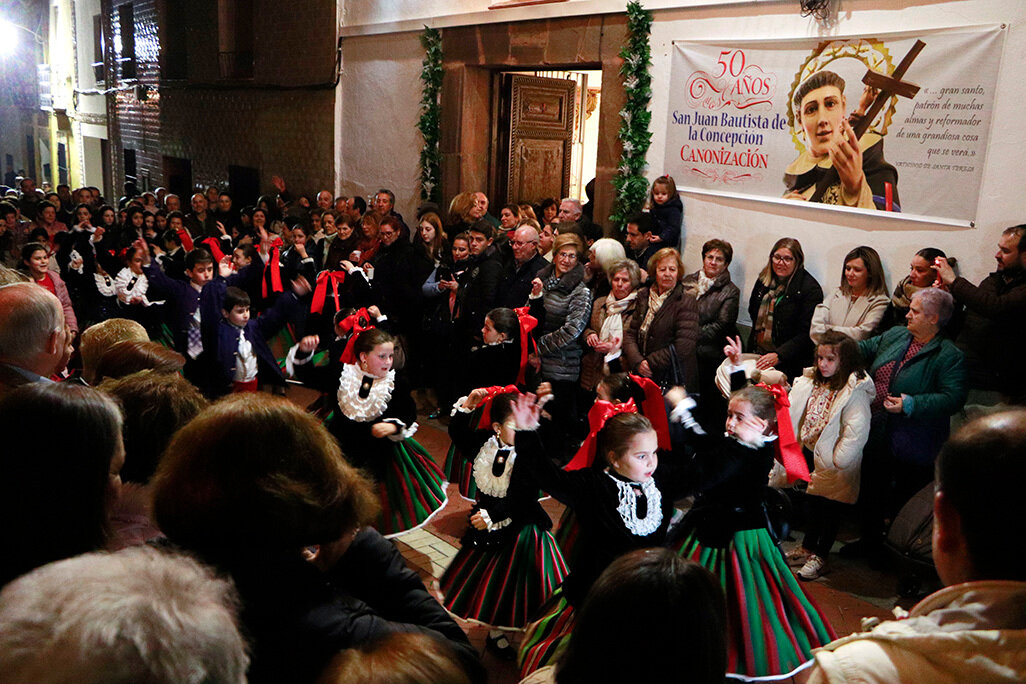 Grupo infantil de Balálita, bailando el jueves ante la capilla natal de san Juan Bautista de la Concepción