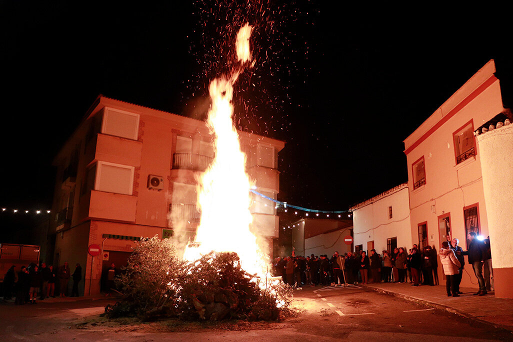 Llamarada en la candelaria en honor al patrón e hijo predilecto de Almodóvar del Campo